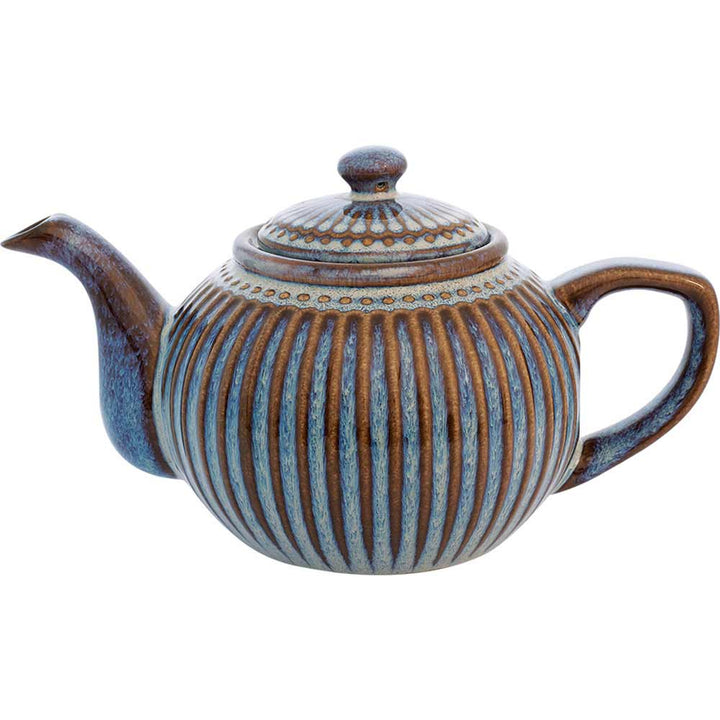 Eine GreenGate - Alice Teekanne mit blau-braunem Streifendesign und dekorativem Deckel, isoliert auf weißem Hintergrund.