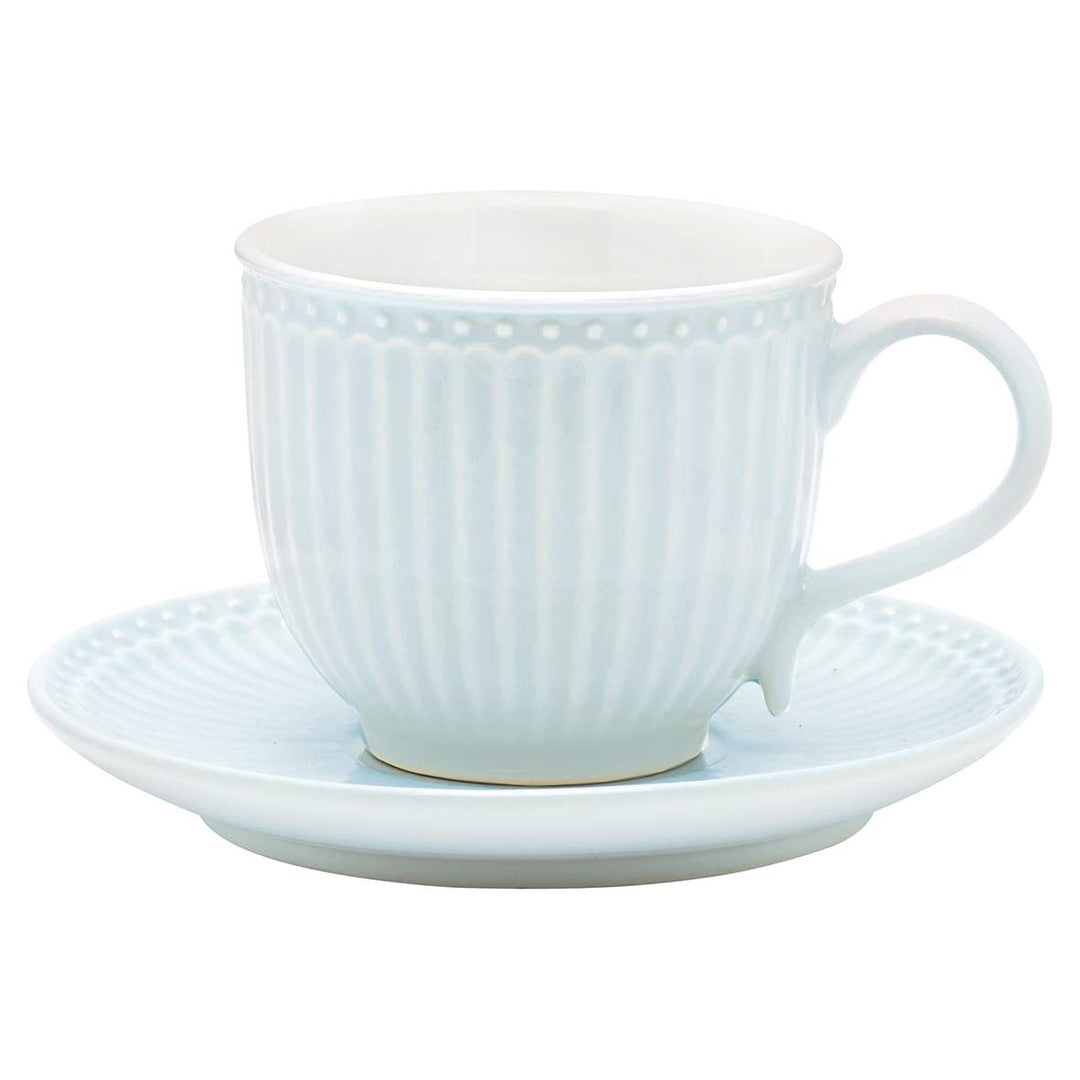 GreenGate - Alice Tasse mit Untertasse mit vertikalen Rillen, auf einer passenden Untertasse, isoliert auf einem weißen Hintergrund.