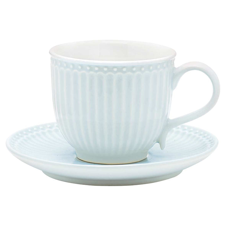 GreenGate - Alice Tasse mit Untertasse mit vertikalen Rillen, auf einer passenden Untertasse, isoliert auf einem weißen Hintergrund.