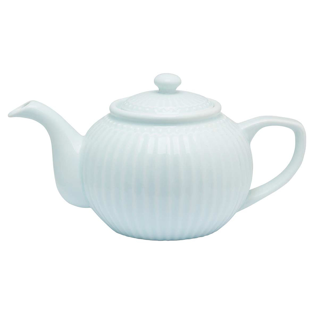 Eine hellblaue GreenGate - Alice Teekanne mit geripptem Design und passendem Deckel, isoliert auf weißem Hintergrund.