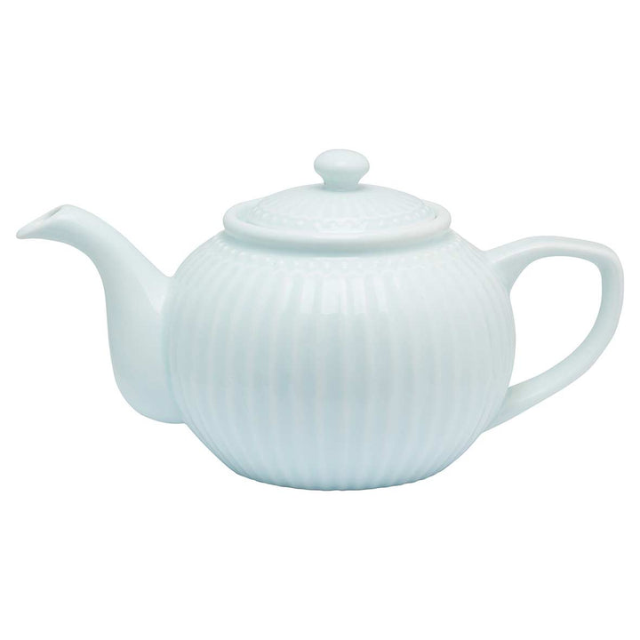 Eine hellblaue GreenGate - Alice Teekanne mit geripptem Design und passendem Deckel, isoliert auf weißem Hintergrund.