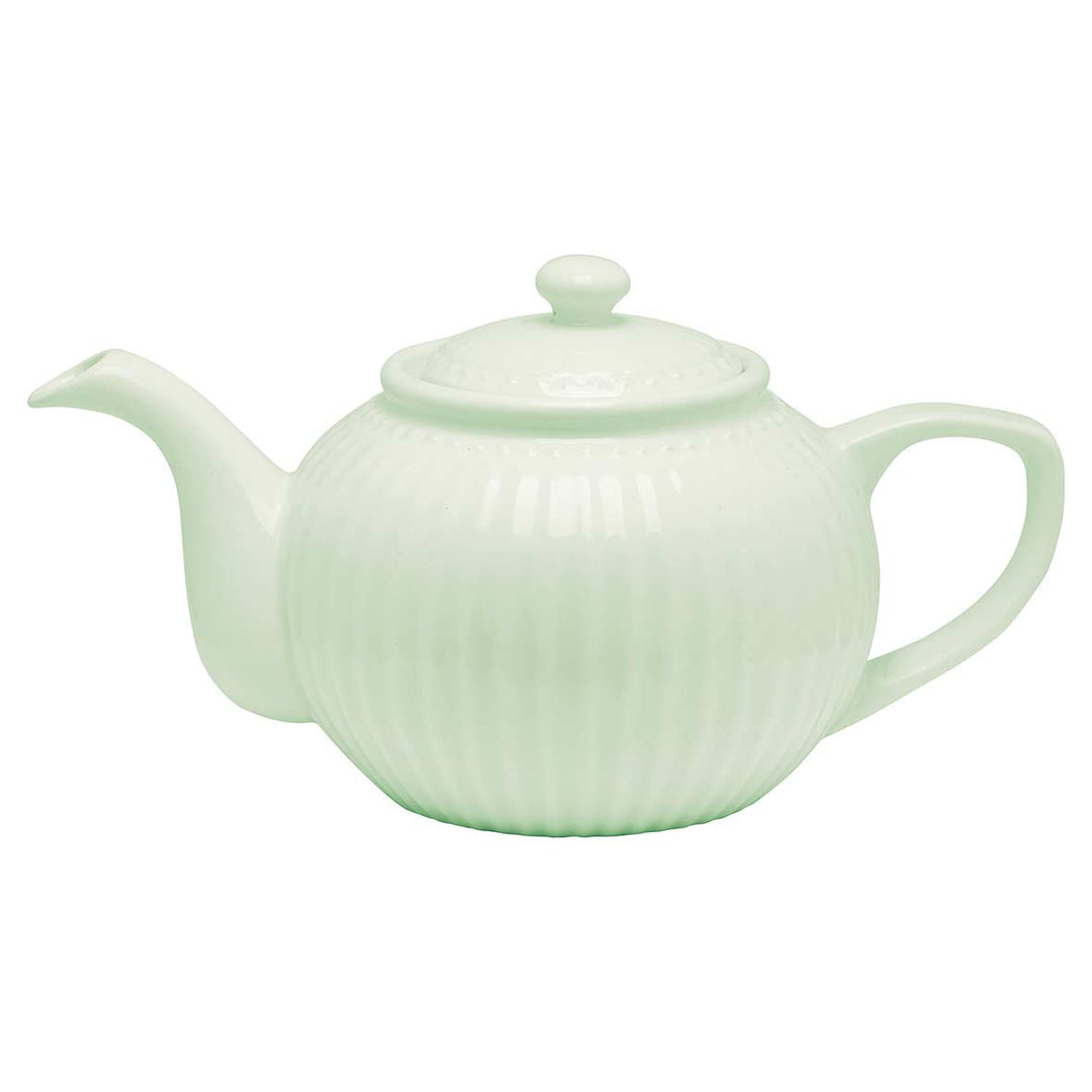 Eine GreenGate - Alice Teekanne mit geripptem Design und Deckel, isoliert auf weißem Hintergrund.