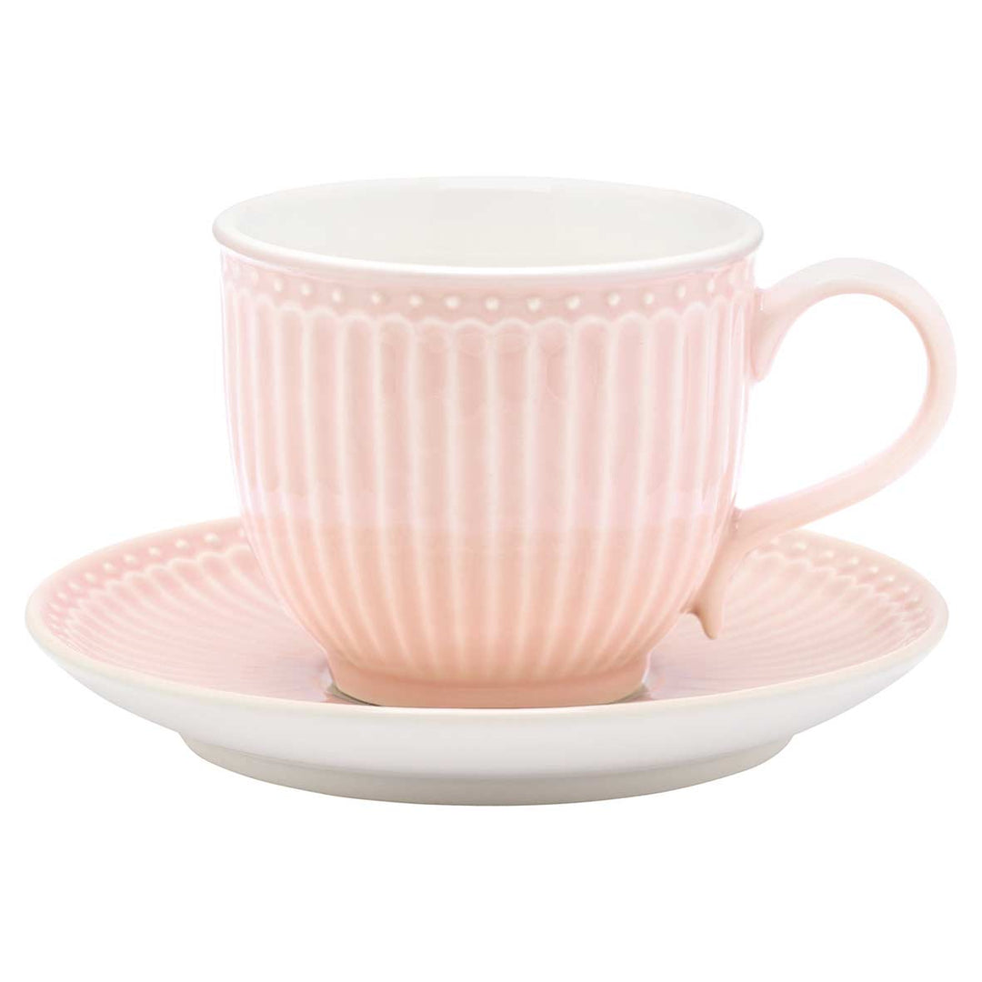 GreenGate - Alice Tasse mit Untertasse und passender Untertasse, mit geripptem Design, isoliert auf weißem Hintergrund.