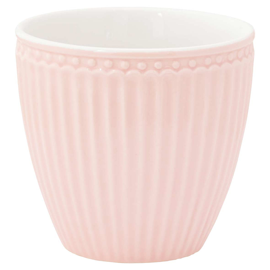 Eine GreenGate - Alice Latte Tasse mit geriffeltem Außendesign, isoliert auf weißem Hintergrund.