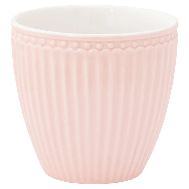 Eine GreenGate - Alice Latte Tasse mit geriffeltem Außendesign, isoliert auf weißem Hintergrund.