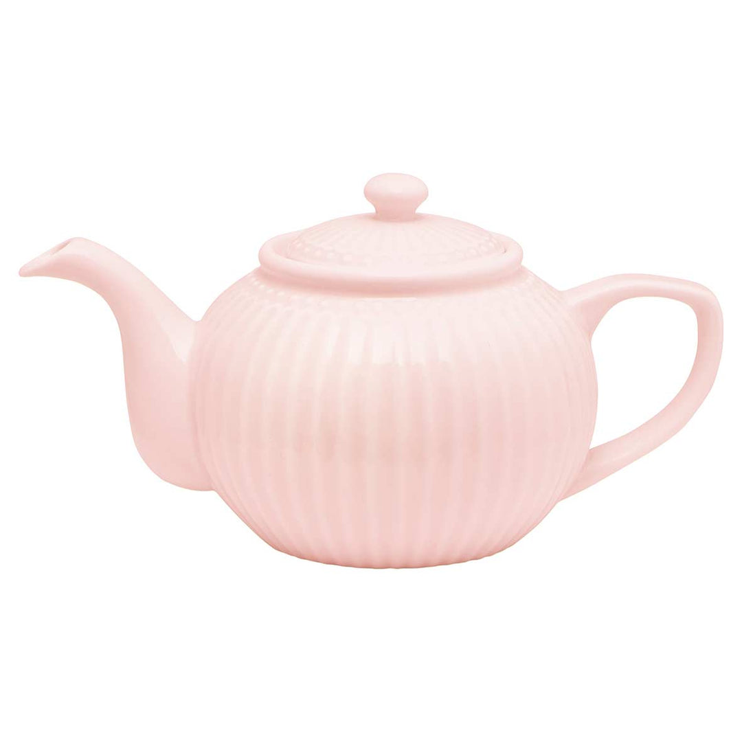 Eine hellrosa GreenGate - Alice Teekanne mit geripptem Design und Deckel, isoliert auf weißem Hintergrund.