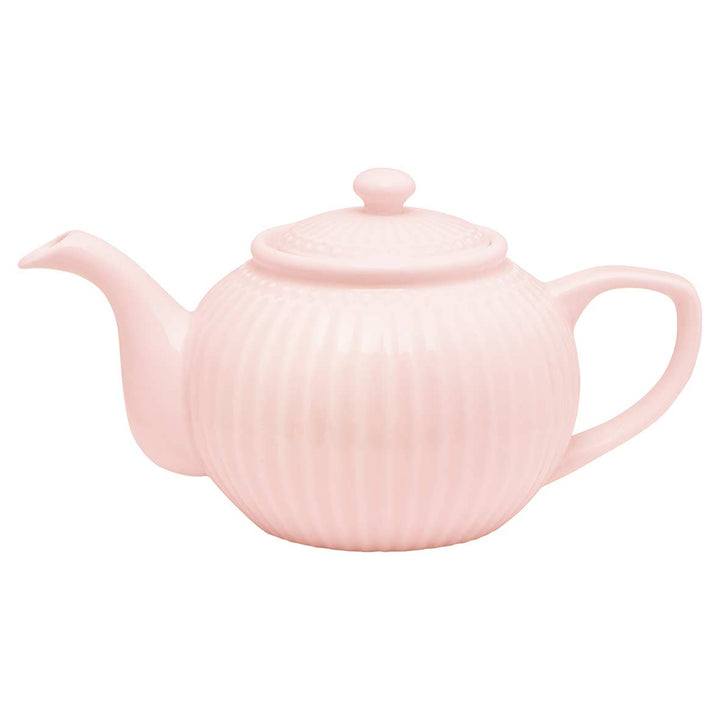 Eine hellrosa GreenGate - Alice Teekanne mit geripptem Design und Deckel, isoliert auf weißem Hintergrund.