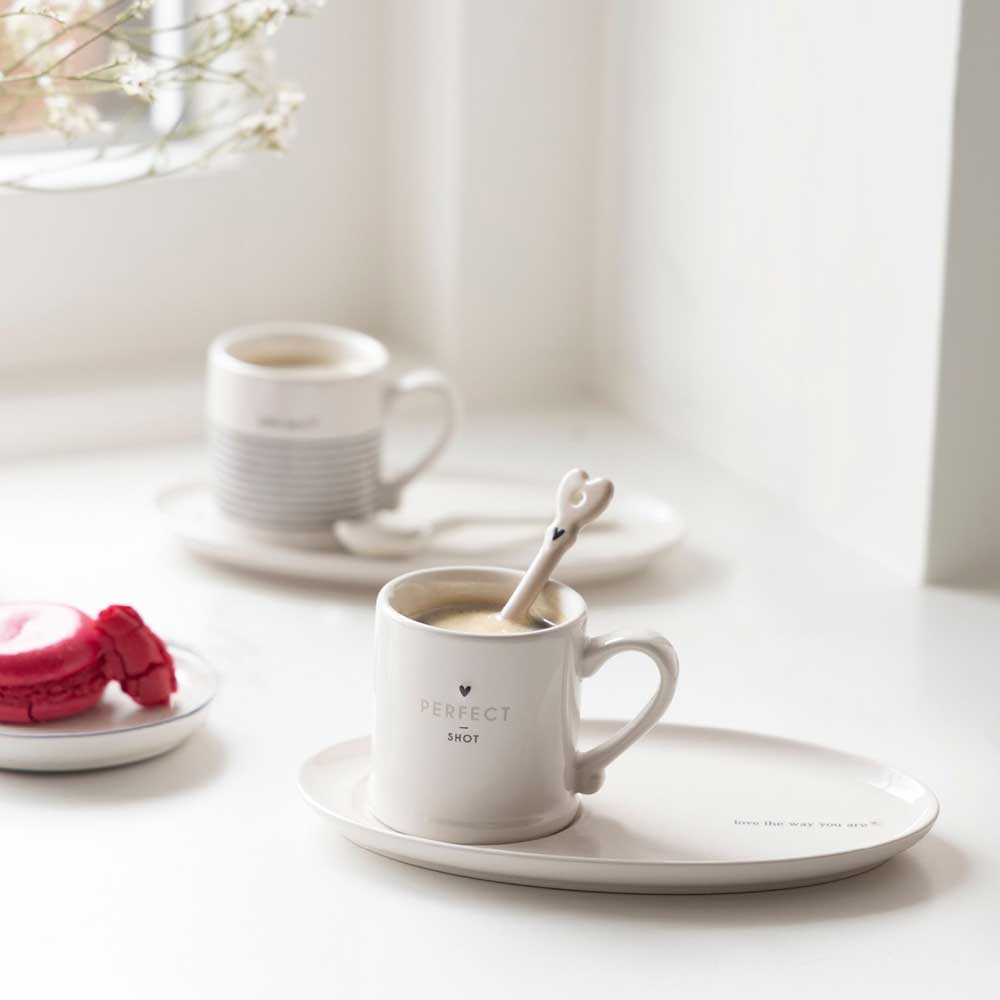 A Bastion Collections – Espressotasse Perfect Shot Tasse und Untertasse auf einem Fensterbrett.