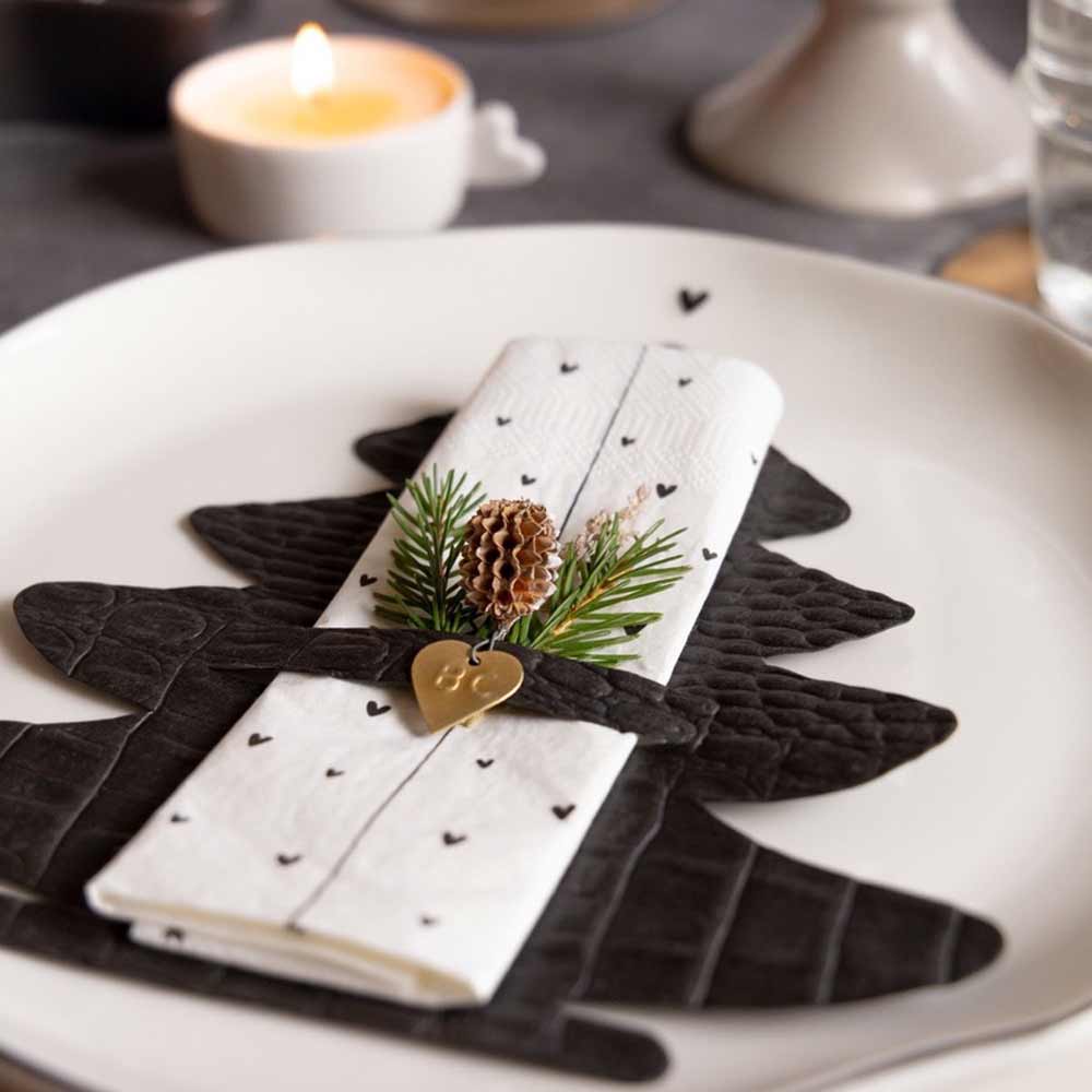 Ein schwarz-weißes Bastion Collections – Serviettenhalter Weihnachten Tanne 6er Set mit einer Kiefer darauf.