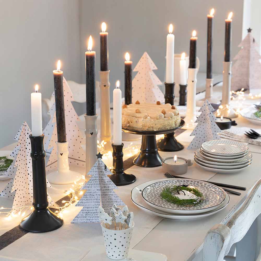 Schwarz-weißer Weihnachtstisch mit Bastion Collections - Kerzenständer für Stabkerze Herz schwarz 10 cm.