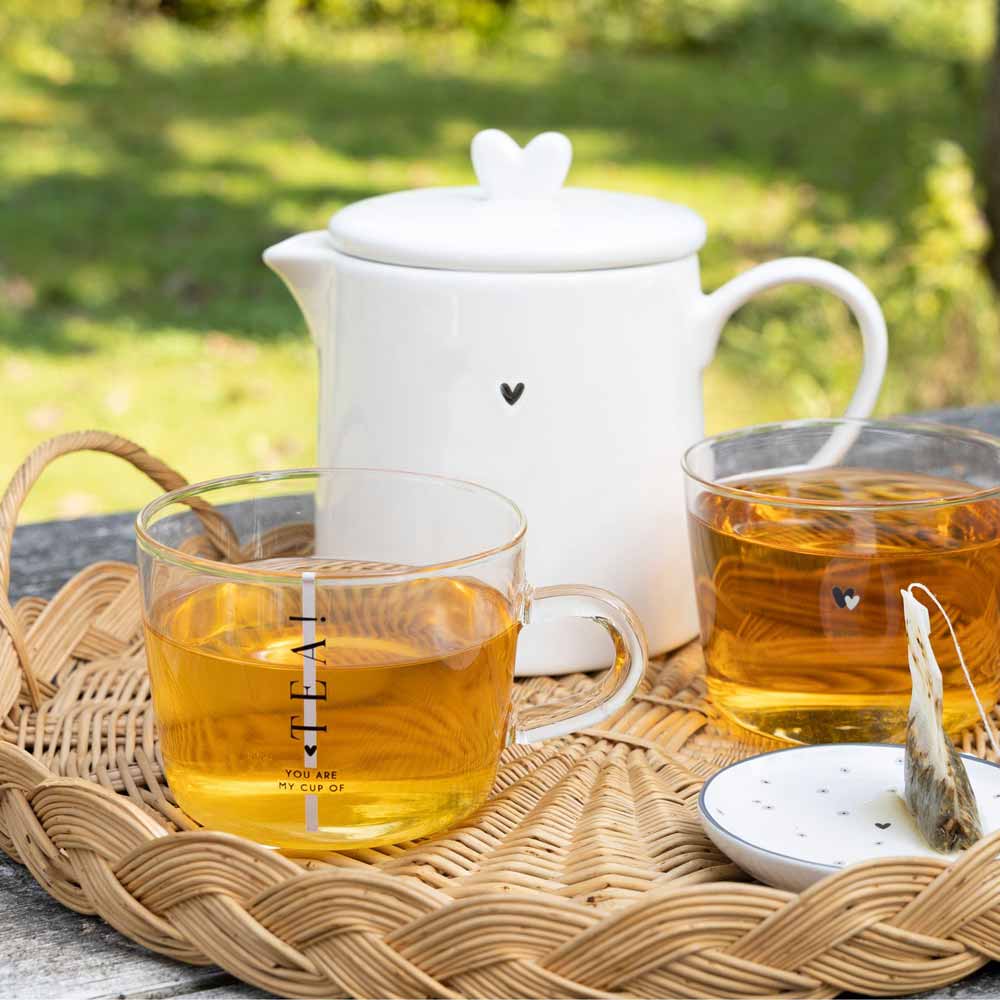 Zwei Tassen Bastion Collections – Teller Mini Daisies auf einem Weidenkorb.