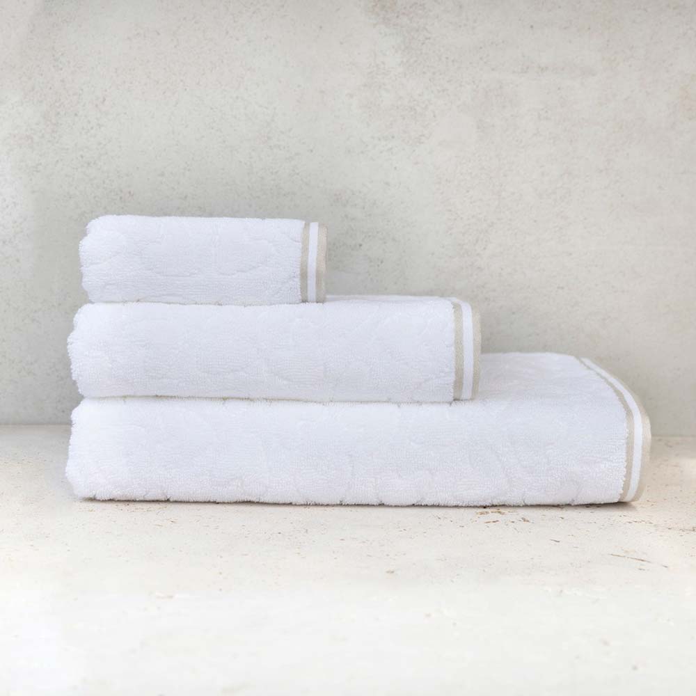 Bastion Collections - Gästehandtuch Weiß Beige 55 x 30 cm auf einer weißen Oberfläche.