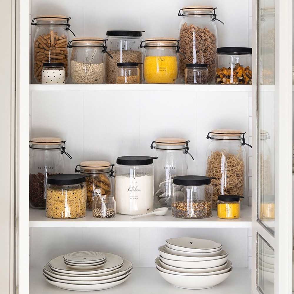 Eine Küche mit Bastion Collections – Vorratsglas Small Herbs für jedes Gericht, jeden Teller und jede Schüssel.
