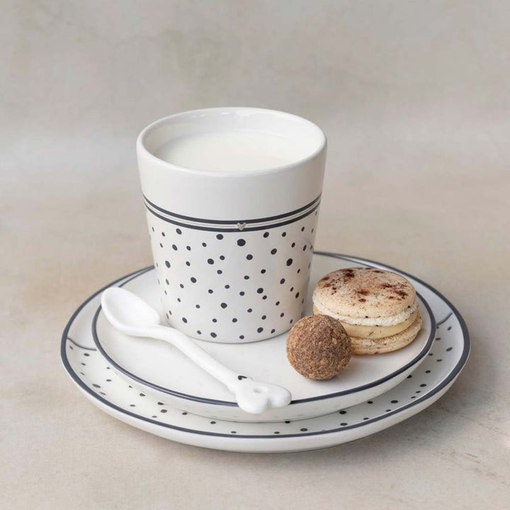 A Bastion Collections - Becher Streifen Titane Black Dots mit Keksen und Milch darauf.