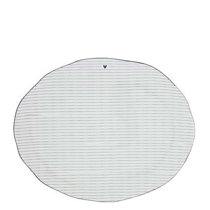 Eine weiße ovale Bastion Collections – Servierplatte Streifen schwarzer Rand mit einem schwarzen Streifen darauf.