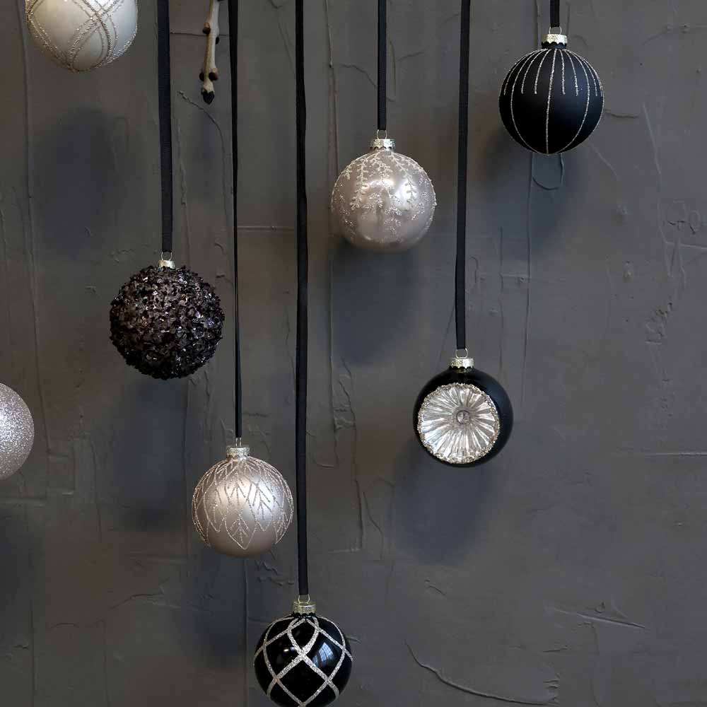 Chic Antique - Weihnachtskugel mit glitzernde quardrate antiquekohle