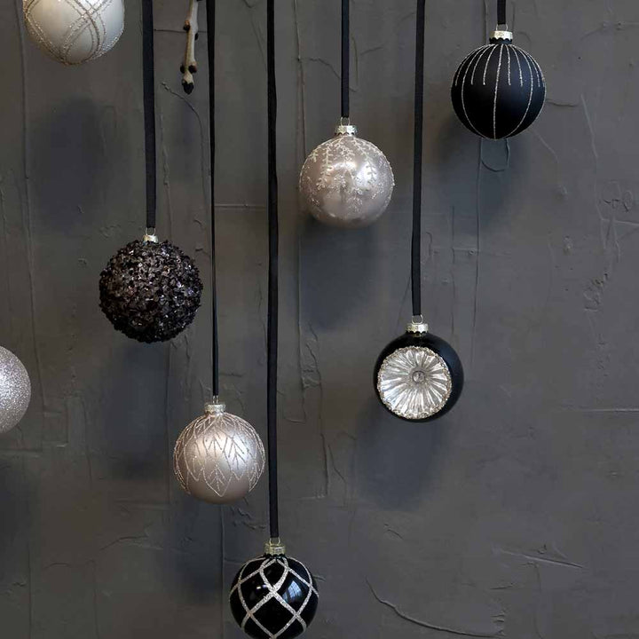 Chic Antique - Weihnachtskugel mit glitzernde quardrate antiquekohle