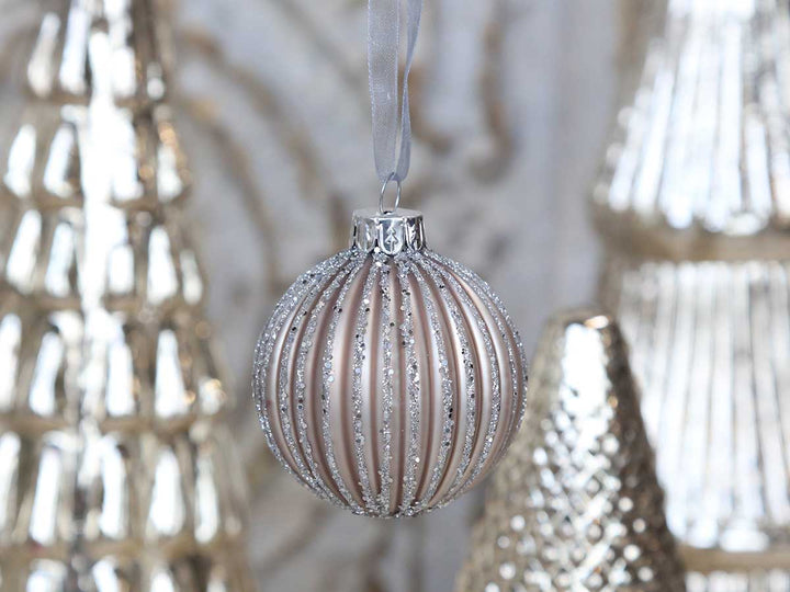 Chic Antique - Kugel mit silber Glitter Streifen