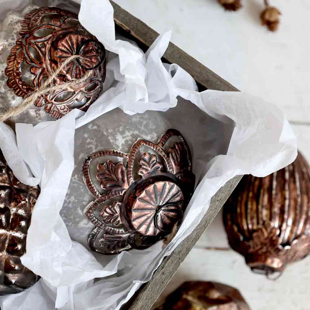 Chic Antique - Weihnachtskugel mit Dekor bauernsilber