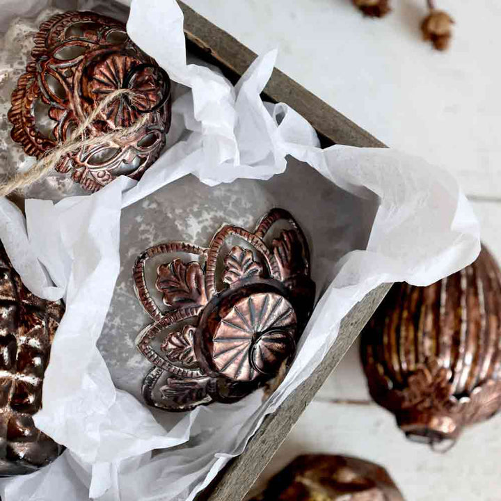 Chic Antique - Weihnachtskugel mit Dekor bauernsilber