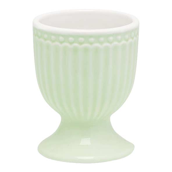 Ein leerer GreenGate - Alice Eierbecher, Eierbecher aus Keramik mit geriffeltem Design.