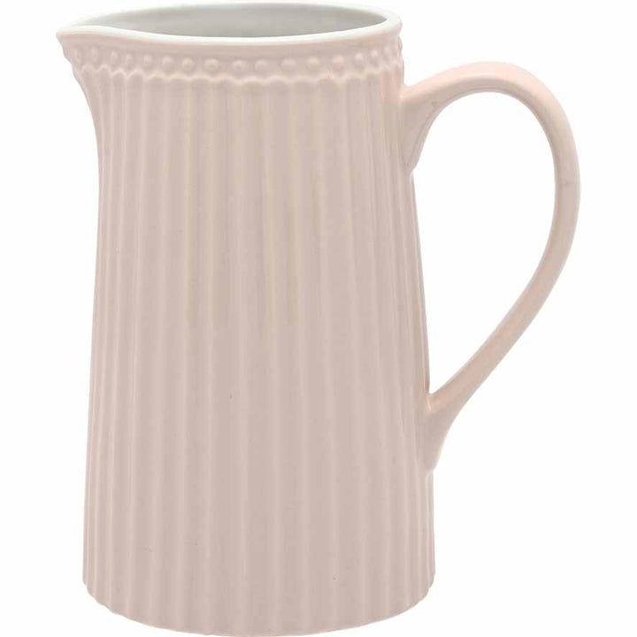 Ein GreenGate - Alice Krug 1-Liter-Keramikkrug mit vertikalen Rillen und einem Griff auf der linken Seite.