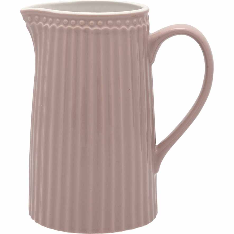 Ein 1-Liter-Keramikkrug von GreenGate - Alice Krug mit vertikalen Rillen und einem dekorativen Rand am oberen Rand.