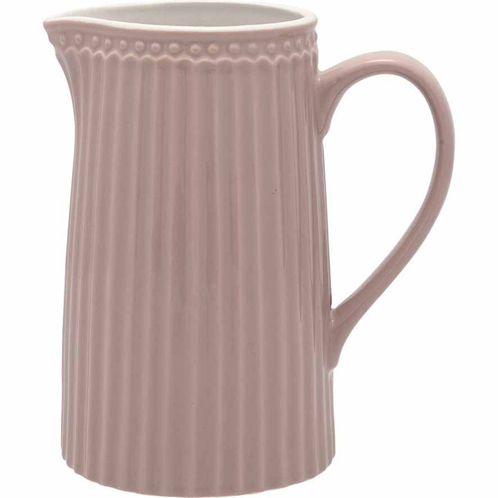 Ein 1-Liter-Keramikkrug von GreenGate - Alice Krug mit vertikalen Rillen und einem dekorativen Rand am oberen Rand.