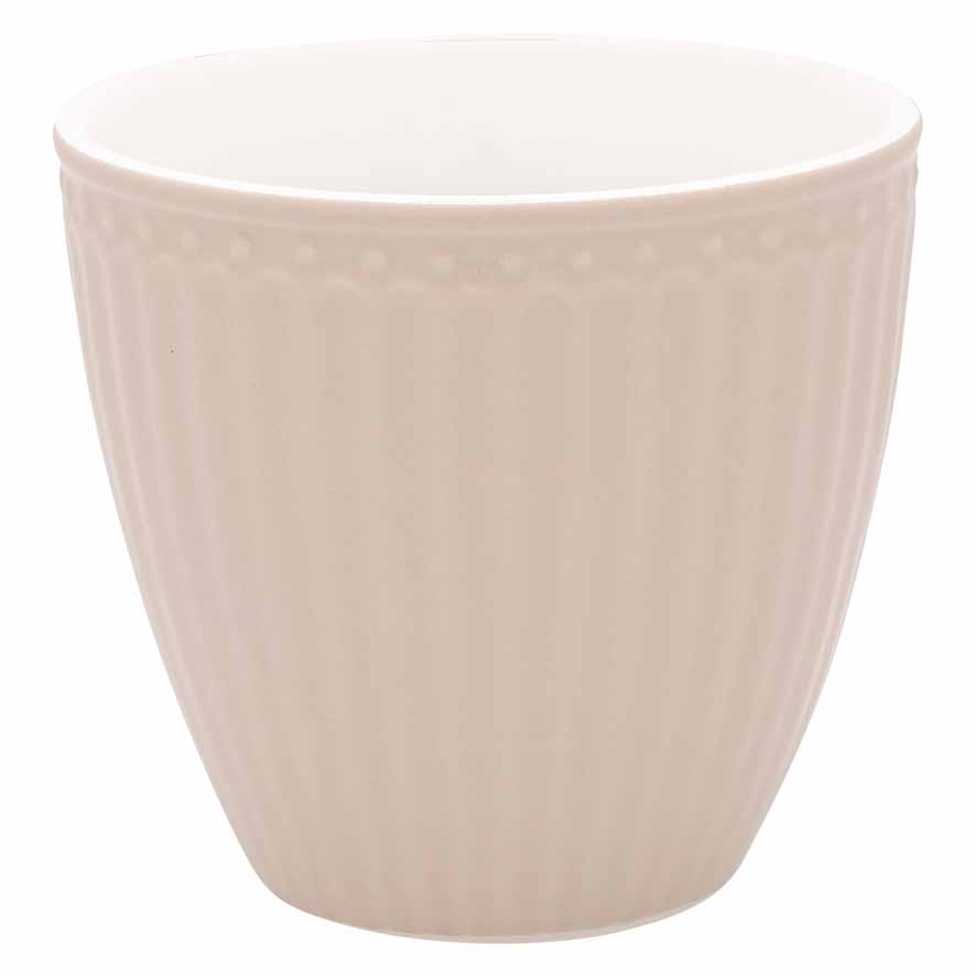 Eine GreenGate - Alice Latte Tasse mit strukturiertem Außendesign, isoliert auf weißem Hintergrund.