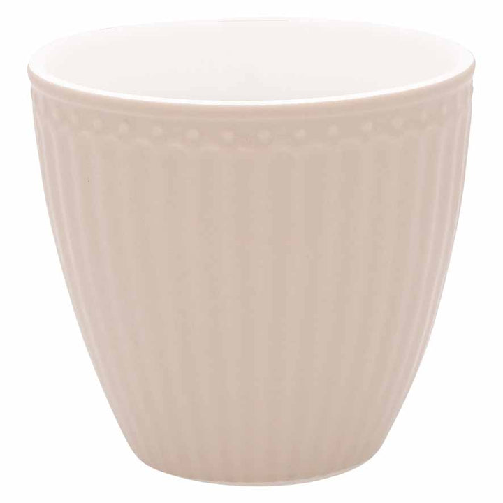 Eine GreenGate - Alice Latte Tasse mit strukturiertem Außendesign, isoliert auf weißem Hintergrund.