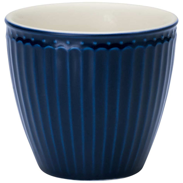 GreenGate - Alice Latte Cup mit gerippter Außenseite und glatter, cremefarbener Innenseite.
