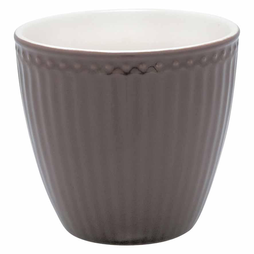 Eine GreenGate - Alice Latte Tasse mit strukturierter Außenseite und glatter, weißer Innenseite, isoliert auf weißem Hintergrund.