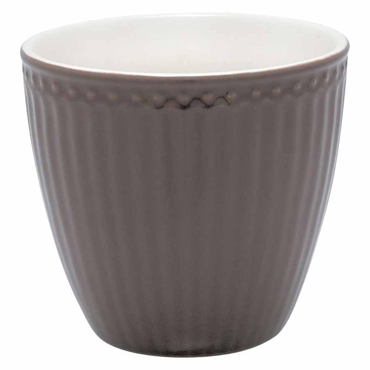 Eine GreenGate - Alice Latte Tasse mit strukturierter Außenseite und glatter, weißer Innenseite, isoliert auf weißem Hintergrund.
