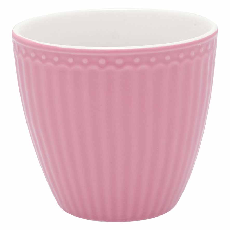Eine GreenGate - Alice Latte Tasse mit vertikalen Rillen auf der Außenseite und einer glatten weißen Innenseite.