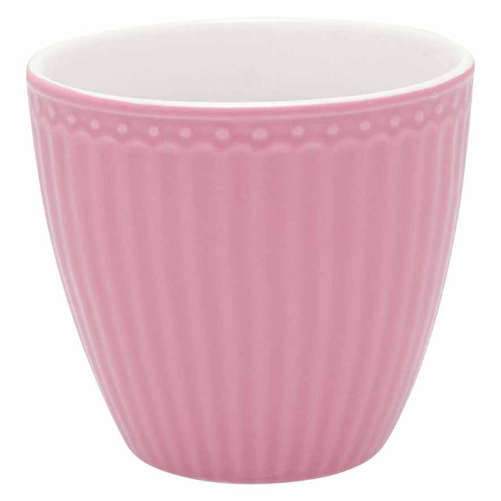 Eine GreenGate - Alice Latte Tasse mit vertikalen Rillen auf der Außenseite und einer glatten weißen Innenseite.