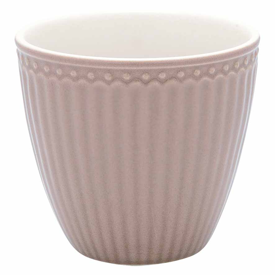 Eine einfache GreenGate - Alice Latte Cup aus beiger Keramik mit strukturiertem Außendesign, isoliert auf weißem Hintergrund.