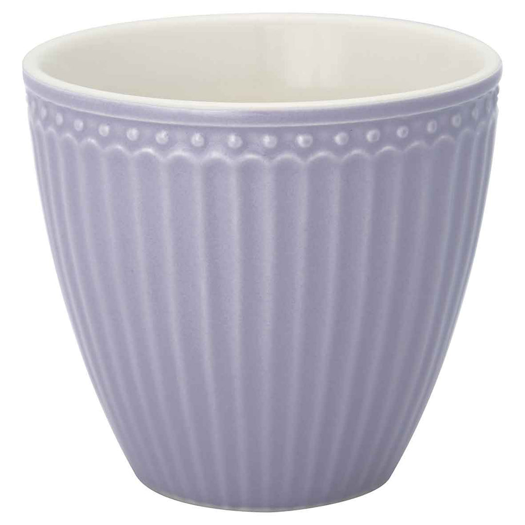 Eine hellviolette GreenGate - Alice Latte Cup mit strukturiertem Außendesign.