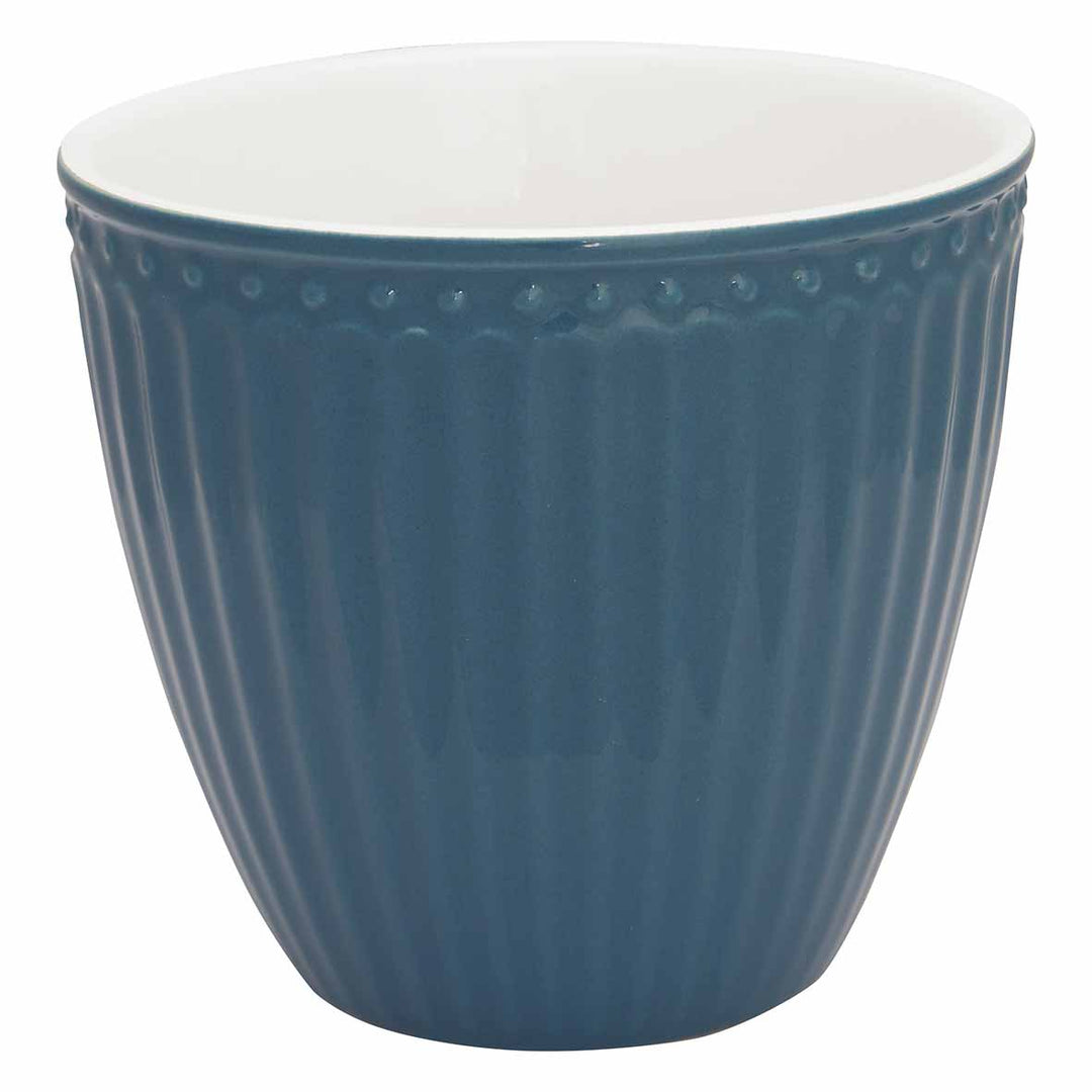 Eine blaue GreenGate - Alice Latte Tasse mit glatter weißer Innenseite und strukturierter Außenseite mit vertikalen Rillen und kleinen erhabenen Punkten.