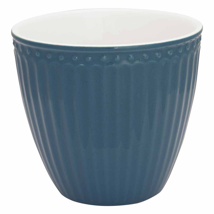 Eine blaue GreenGate - Alice Latte Tasse mit glatter weißer Innenseite und strukturierter Außenseite mit vertikalen Rillen und kleinen erhabenen Punkten.