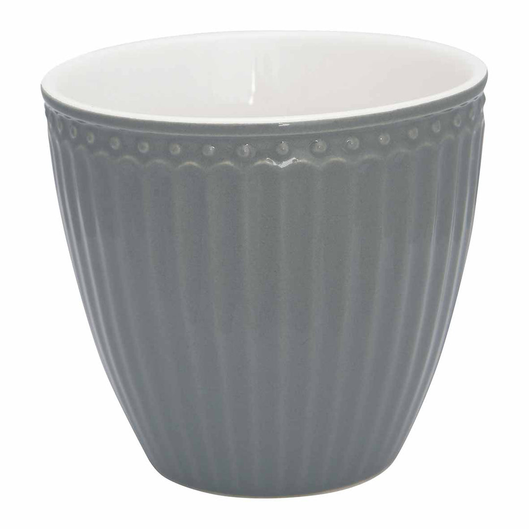 GreenGate - Alice Latte Cup mit strukturierter Außenseite und glatter, weißer Innenseite.