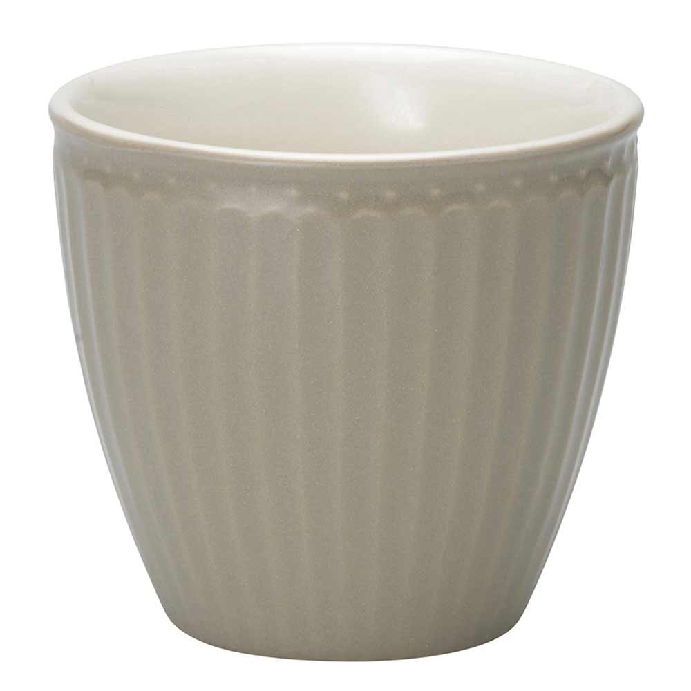 Eine schlichte, graue GreenGate - Alice Latte Tasse mit vertikalen Rillen auf der Außenseite und einer glatten, weißen Innenseite.