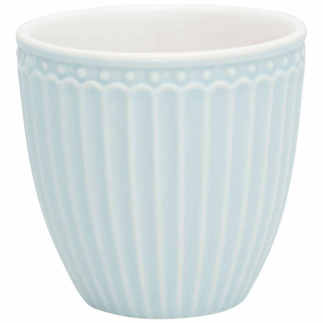 Eine hellblaue GreenGate - Alice Mini Latte-Tasse mit geripptem Außendesign und glatter Innenseite.