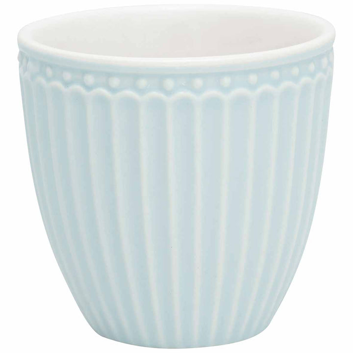 Eine hellblaue GreenGate - Alice Mini Latte-Tasse mit geripptem Außendesign und glatter Innenseite.