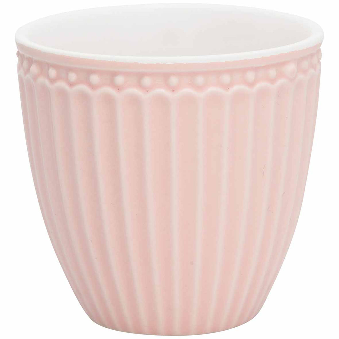 GreenGate - Alice Mini Latte-Tasse mit vertikalen Rillen und einem gepunkteten Muster um den oberen Rand, isoliert auf weißem Hintergrund.