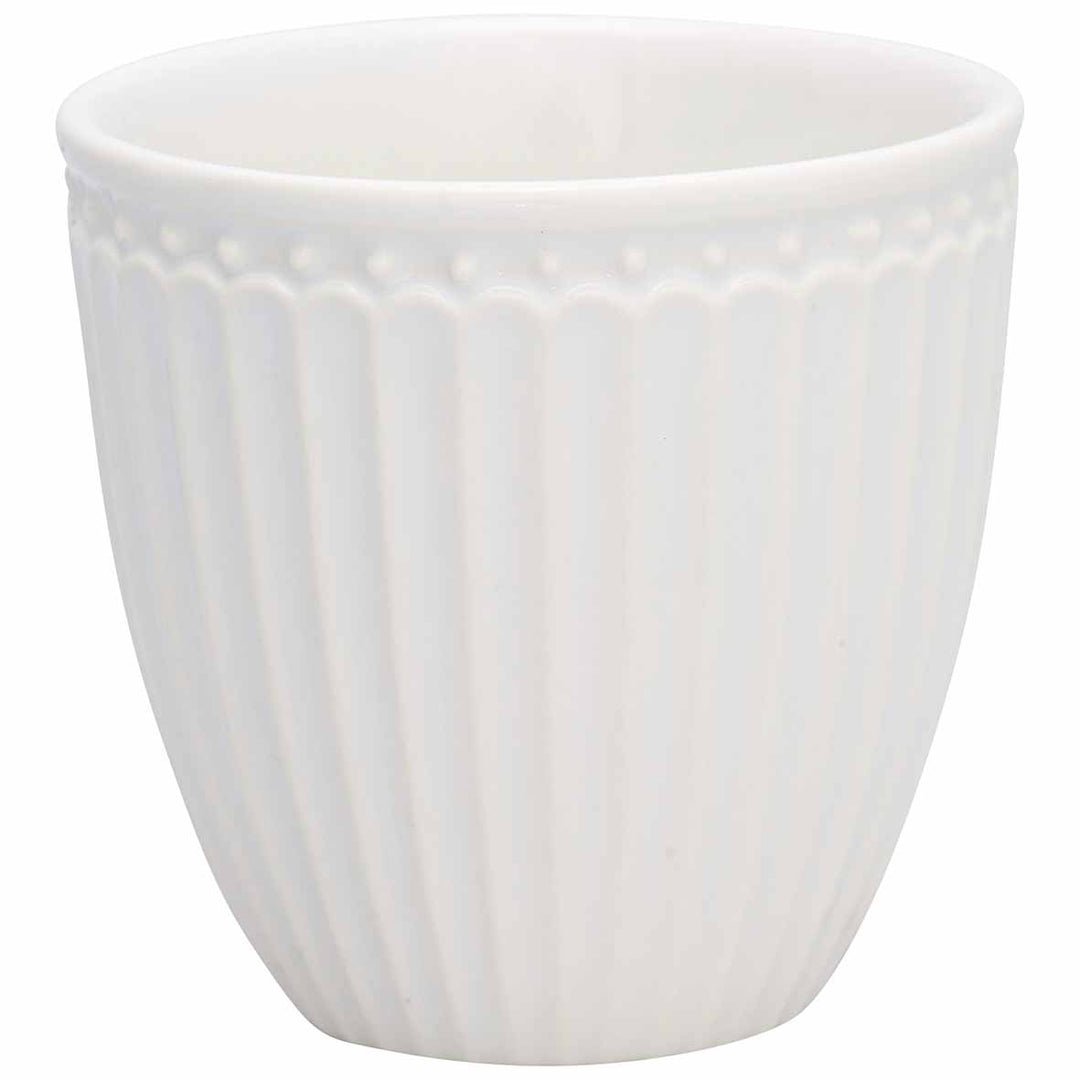 GreenGate - Alice Latte Cup mit strukturiertem Außendesign mit erhabenen Punkten und vertikalen Rillen.