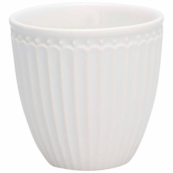 GreenGate - Alice Latte Cup mit strukturiertem Außendesign mit erhabenen Punkten und vertikalen Rillen.
