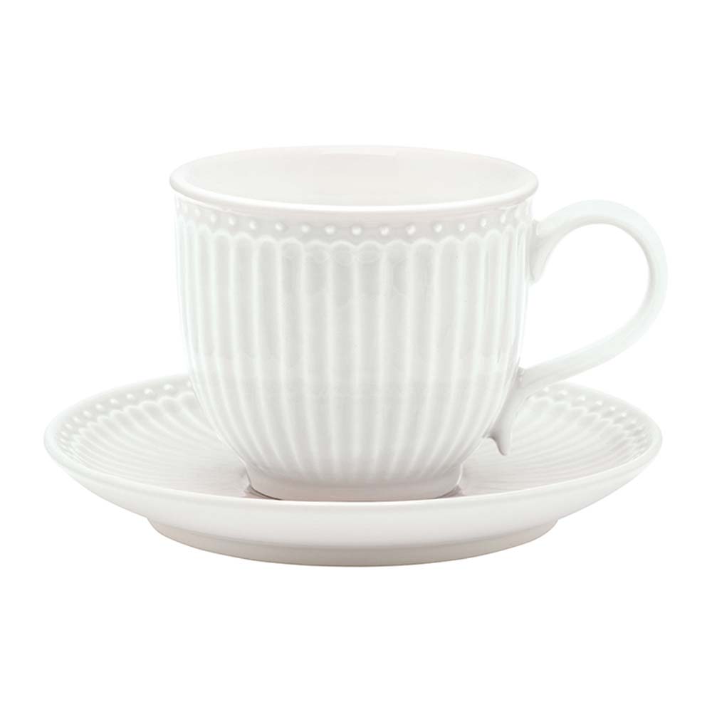 GreenGate - Alice Tasse mit Untertasse mit gerippter Textur isoliert auf weißem Hintergrund.