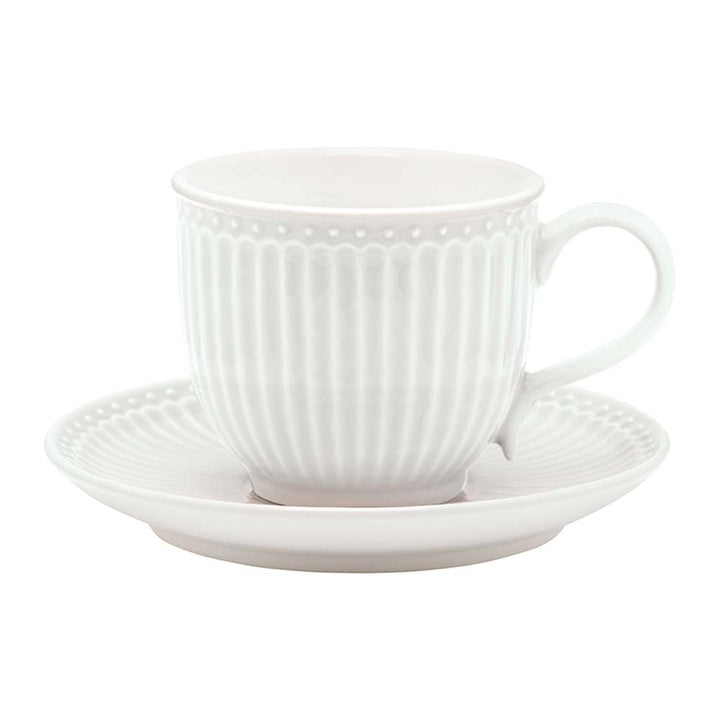 GreenGate - Alice Tasse mit Untertasse mit gerippter Textur isoliert auf weißem Hintergrund.
