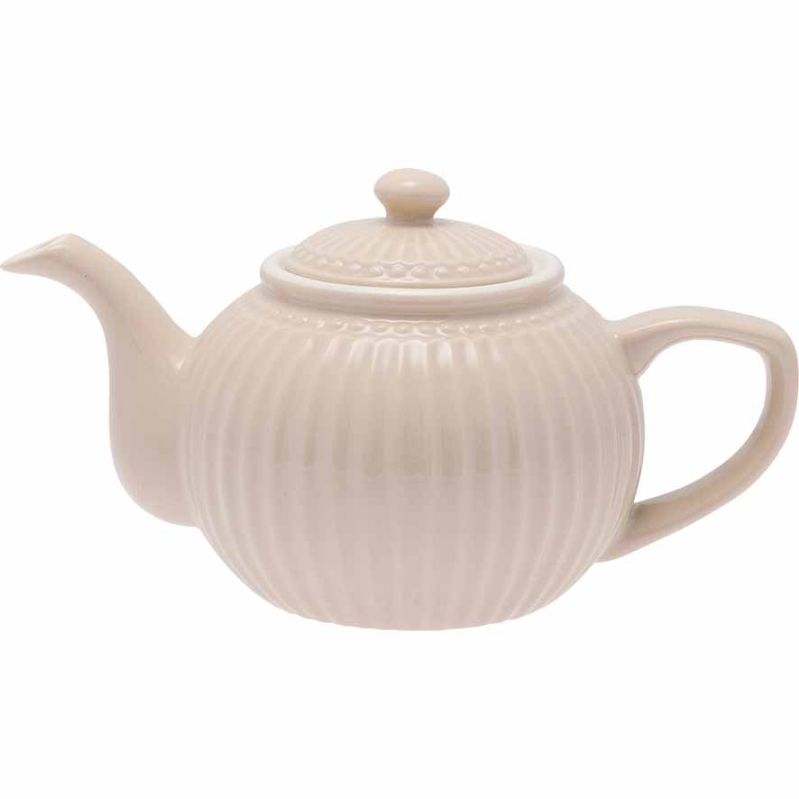 Eine cremefarbene GreenGate – Alice Teekanne aus Keramik mit geripptem Design und abgerundetem Deckel, isoliert auf weißem Hintergrund.