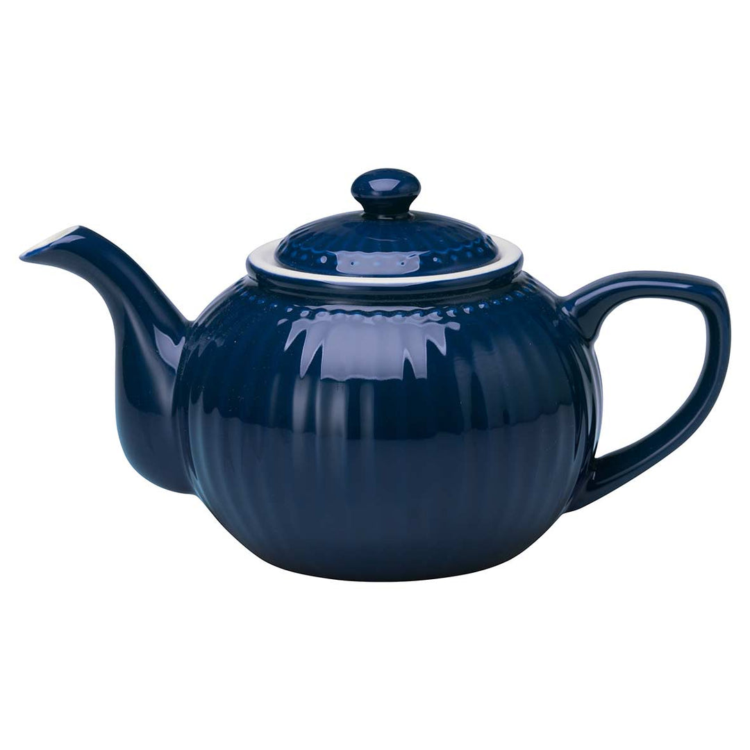 Eine marineblaue GreenGate – Alice Teekanne aus Keramik mit glänzender Oberfläche und rundem Deckel, isoliert auf weißem Hintergrund.